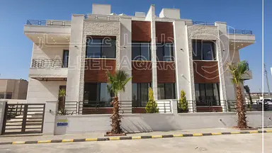 فيلا/منزل - فيلا للبيع في طريق المطار - 240000 دأ